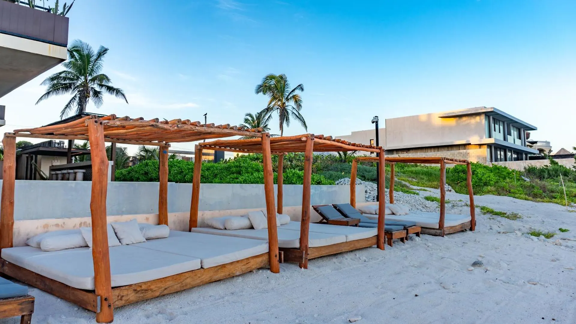New Modern Apartment 1Bdr - Beach Access location